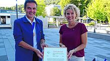 Matthew Bird, Bürgermeister von Lewes, nimmt von der Ersten Beigeordneten Petra Dorfmeister die Partnerschaftsurkunde in Empfang, die ...