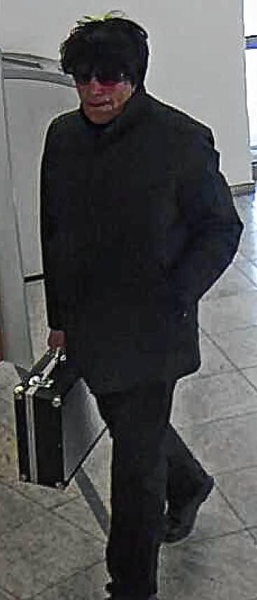 Mit dieser Verkleidung verübte der Täter seine Banküberfälle. Das Foto von einer Überwachungskamera entstand beim versuchten Bankraub in ...