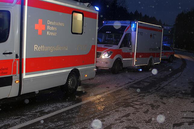 Auch das Rote Kreuz war mit mehreren Fahrzeugen vor Ort. Von den festsitzenden Kindern wussten die Helfer nach eigener Aussage aber nichts.