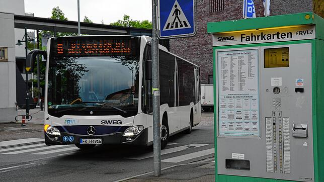 Ein Ticketautomat des Regio Verkehrsverbunds Lörrach, ein Bus fährt vorbei (Archivbild). Laut Koalitionsausschuss soll es bald das ...