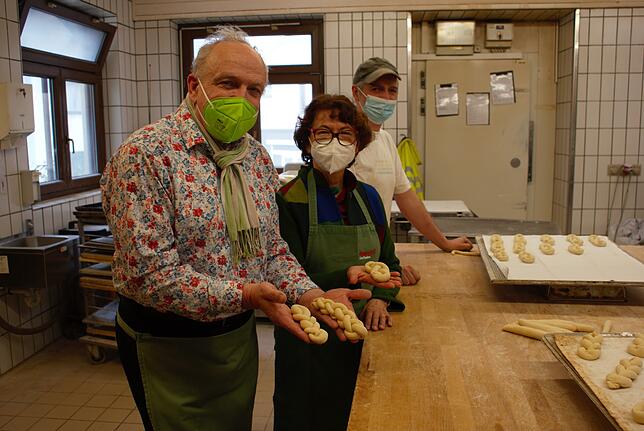 Martin Grath, Dorothea Wehinger, Mario Schneider (Pestalozzi Kinderdorf, Kommunikation und Fundraising), Thomas Mantau (Schreinermeister)