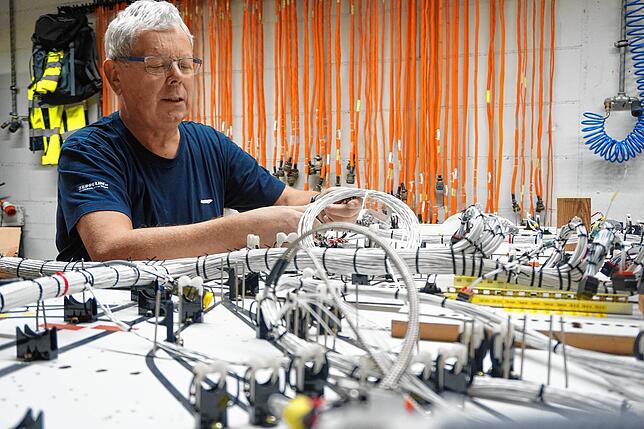 Thomas Elliott ist Avionics-Techniker und „baut“ die Kabelbäume für den neuen Zeppelin NT. Hunderte Kabel verbinden Cockpit ...