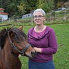 Kathrin Schindler mit einem Pony, das seit dem Sommer in Beuggen lebt.
