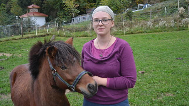 Kathrin Schindler mit einem Pony, das seit dem Sommer in Beuggen lebt.