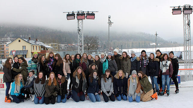 Die drei achten Klassen der Blumberger Realschule nutzen die letzte Möglichkeit, sich auf der Eisbahn zu vergnügen.