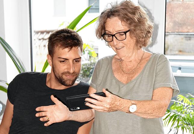 Begeistert führt Katharina Gouders Enkel Thomas ihr neues Handy vor.