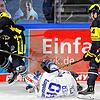Schockmoment für die Wild Wings: Darin Olver (am Boden), der hier von zwei Krefeldern attackiert wird, muss nach dieser Aktion verletzt ...