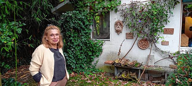 Angela Becker-Fuhr im Garten ihres Hauses auf der Höri.