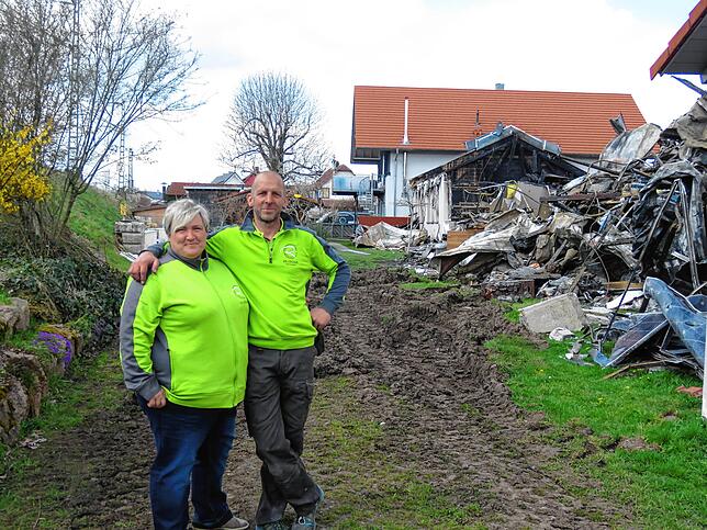 Zwei Wochen nach dem Brand im April blicken Claudia und Ralf Rapp zuversichtlich in die Zukunft und in die Kamera. Inzwischen freuen sie ...