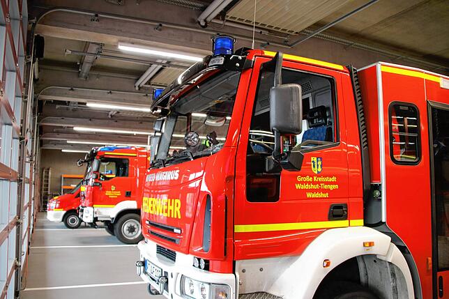 Technische Anforderungen werden im Neubau erfüllt, hier ein Blick in die Fahrzeughalle.