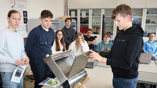 Einen intelligenten Briefkasten präsentierten Zeno Horvath, Hannes von Glinowiecki und Pius Eugen Maier (von links) beim Wettbewerb ...