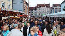 (Archivbild von 2023) Tausende Besucher kommen jedes Jahr zum viertägigen Weinfest auf den Stephansplatz.