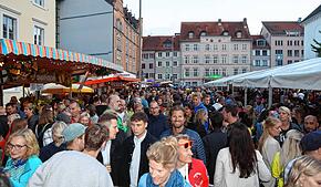 (Archivbild von 2023) Tausende Besucher kommen jedes Jahr zum viertägigen Weinfest auf den Stephansplatz.