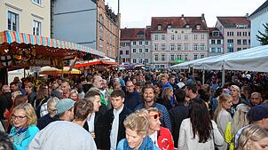 (Archivbild von 2023) Tausende Besucher kommen jedes Jahr zum viertägigen Weinfest auf den Stephansplatz.