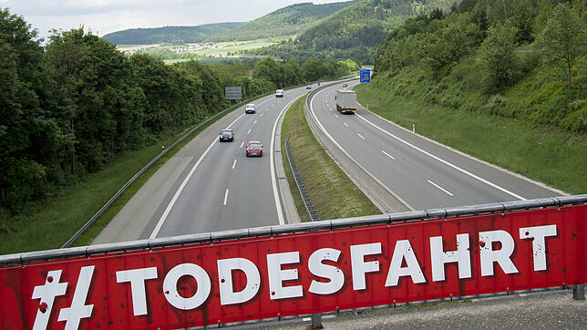Mit abschreckenden Bannern und einem Tempolimit will der Verkehrsminister die Raser einfangen. Das Verwaltungsgericht zwingt ihn, die ...