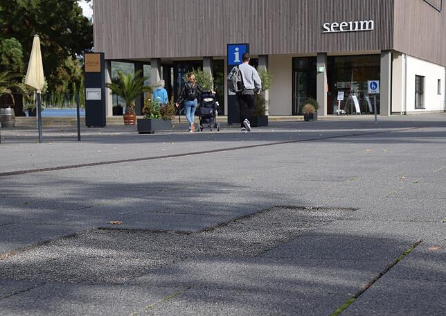 Der defekte Bodenbelag auf der Seestraße vor dem Seeum ist bald Geschichte. Dort kommt Asphalt hin.
