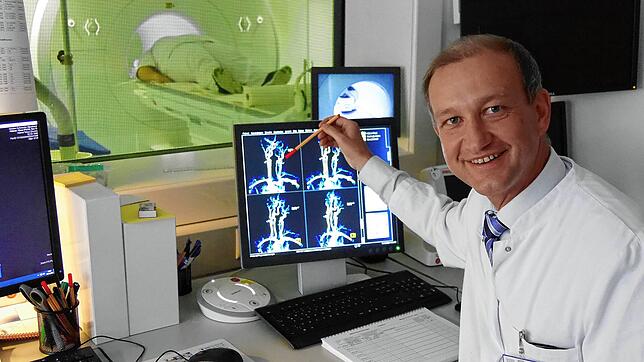 Christoph Stippich, neuer Ärztlicher Leiter der Neuroradiologie und Radiologie an den Kliniken Schmieder in Allensbach, zeigt auf dem ...
