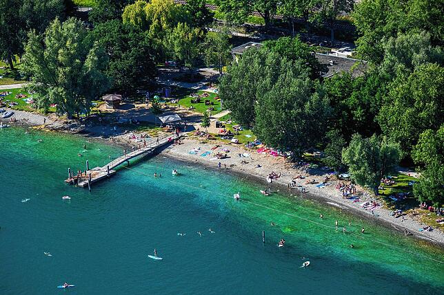 Dieses Bild vom Strandbad Ost entstand 2020. Betreiber Cengiz Aktas hat eigene Rettungsschwimmer, freute sich eigener Aussage nach aber ...