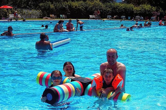 Familie Bindert aus Schmitzingen gehörte zu den zahlreichen Gästen in diesem Sommer, die im Freibad Waldshut Abkühlung und Erholung ...