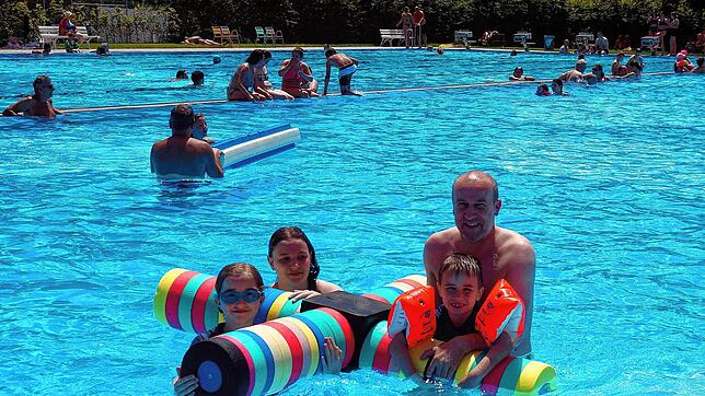 Familie Bindert aus Schmitzingen gehörte zu den zahlreichen Gästen in diesem Sommer, die im Freibad Waldshut Abkühlung und Erholung ...