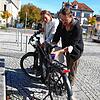 Max Schmid (rechts), Masterstudent der Hochschule Karsruhe, bringt am städtischen E-Bike den Sensor an, der in Verbindung mit einem ...