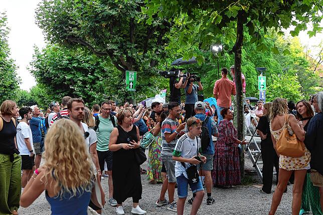 Bild 12: Hier ist was los! Die Besucher schlendern beim Seenachtfest 2023 über die Hafenmeile