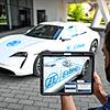 Ein ZF-Ingenieur scannt ein E-Fahrzeug mit einer App. Tausende Entwickler am Stammsitz wechseln demnächst in die Vier-Tage-Woche. Es ...