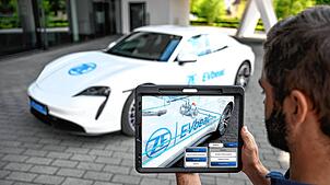 Ein ZF-Ingenieur scannt ein E-Fahrzeug mit einer App. Tausende Entwickler am Stammsitz wechseln demnächst in die Vier-Tage-Woche. Es ...