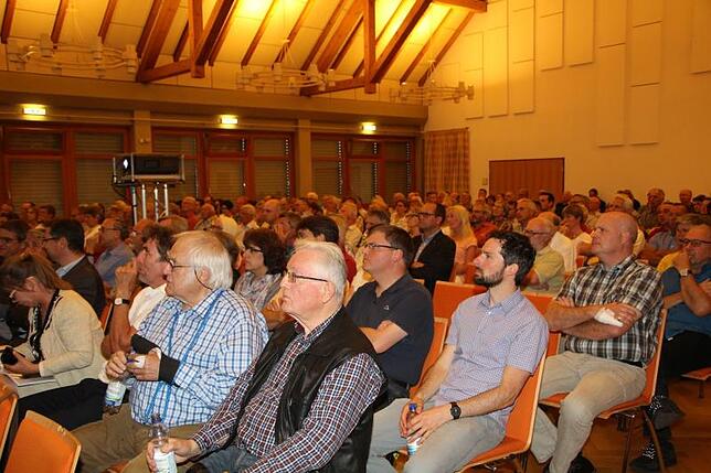 Mai: Überraschung im vollen Bürgerhaus Kluftern: Die Verkehrsmediation kommt zum Ergebnis, dass es keine Ortsumfahrung geben soll. In ...