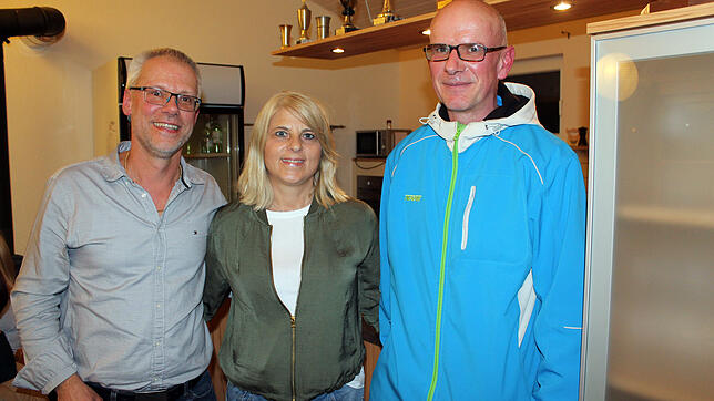 Wolfgang Teubert (links) ehrte Beate Pfaff für 25-jährige Mitgliedschaft und stellte Trainer Michael Misseler vor.