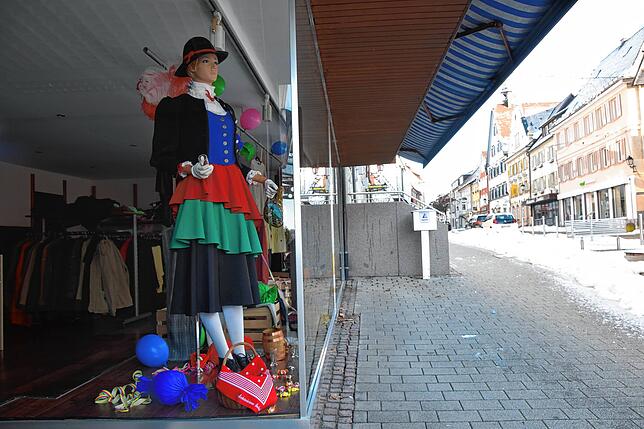 Die Schaufenster-Puppe mit dem Marketenderinnen-Häs steht im Second Hand-Laden neben der Adler Post.