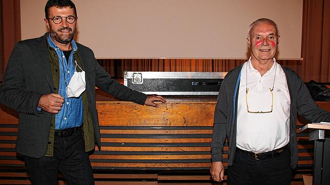 Heimrad Sauter (links), der Sohn des Meßkircher Mundartdichters Charly Sauter, und Karl Bosch, der die Texte und Gedichte der ...