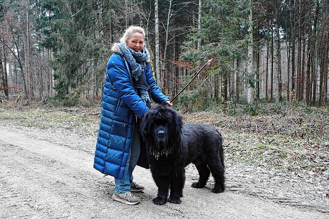 Nicole Händle mit ihrem Neufundländer.