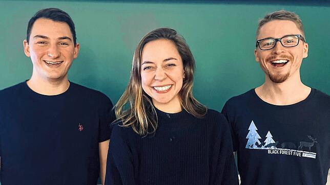 Entwickeln mit ihrem Start-up ein smartes Lernprogramm, das Schülern Medienkompetenz verleihen soll: Die HTWG-Studenten beziehungsweise ...