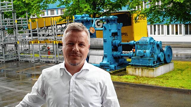 Der Ingenieur György Csima (40) auf dem Werksgelände – die Duo Blechwalze im Hintergrund stammt noch aus Zeiten, in denen die Firma noch ...