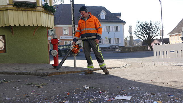 Siegfried Meier, Mitarbeiter des Bauhofs Bonndorf, reinigt die Brunnenstraße am Rathaus von den närrischen Überresten des Fasnetmendig. ...