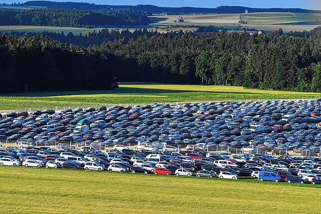 Juni 2018: Hunderte Autos parken auf einer Wiese beim Southside-Festivalgelände in Neuhausen ob Eck.