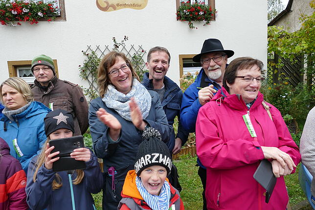 Bild 35: Tausende bejubeln beim Umzug des Kreiserntedankfestes die Leistung der Jugendlichen