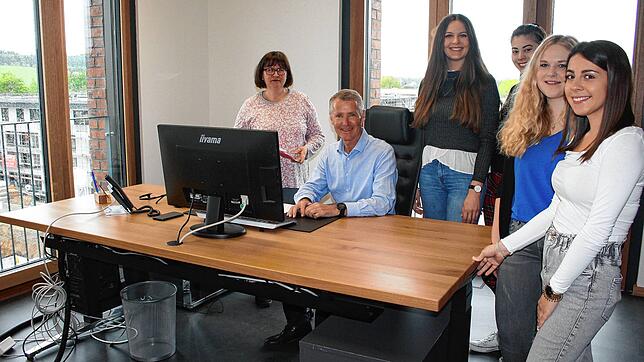 Bürgermeister Manfred Härle mit seinem Vorzimmerteam im neuen Amtszimmer. Von links: Stabsstellenleiterin Sabine Stark, Sabrina Wesle ...