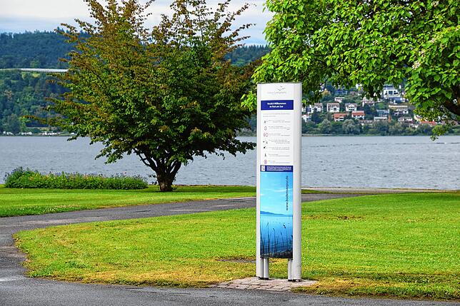 Stelen haben die bisherigen Banner ersetzt und weisen auf die Regeln in den Uferparks von Bodman-Ludwigshafen hin. Hier der Uferpark Bodman.