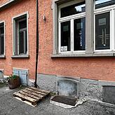 Beim ersten Einbruch der Automatenknackerserie nutzte der Täter eine Palette, um leichter an das Seitenfenster der Gaststätte Destille ...