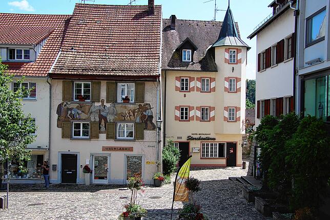 Von der Tiengener Hauptstraßen führen Treppenstufen in die parallel verlaufende Weihergasse mit ihren mittelalterlichen Häusern.