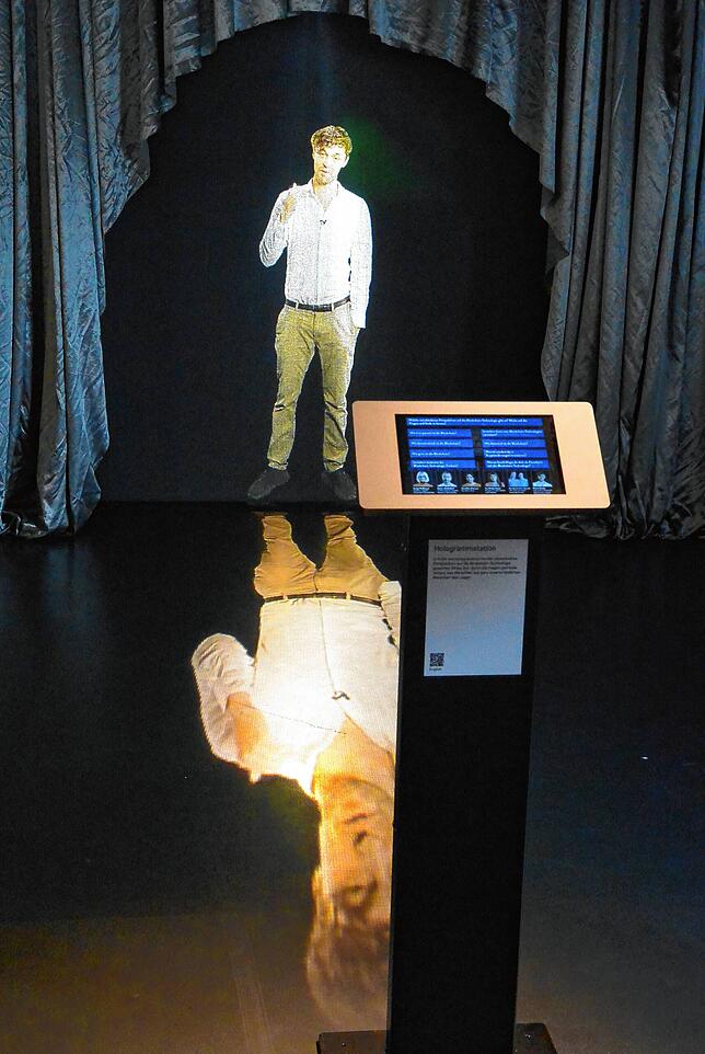 In Form von Hologrammen werden verschiedene Perspektiven auf die Blockchain-Technologie geworfen.