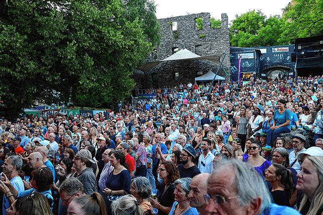 So viele Menschen auf dem Singener Hausberg kann nur eines bedeuten: Es ist wieder Hohentwielfestival. Das Bild entstand 2023 beim ...