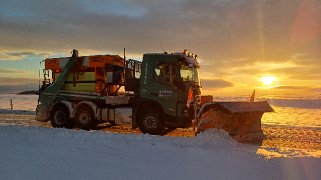 Landwirt Stefan Leichenauer ist bei Schneefall ebenfalls mit seinem Räumfahrzeug unterwegs. Das Foto ist am Freitagmorgen in Wiechs am ...