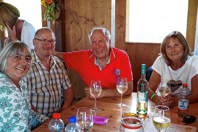 Bild 9: Hunderte Besucher genossen das 52. Bermatinger Weinfest