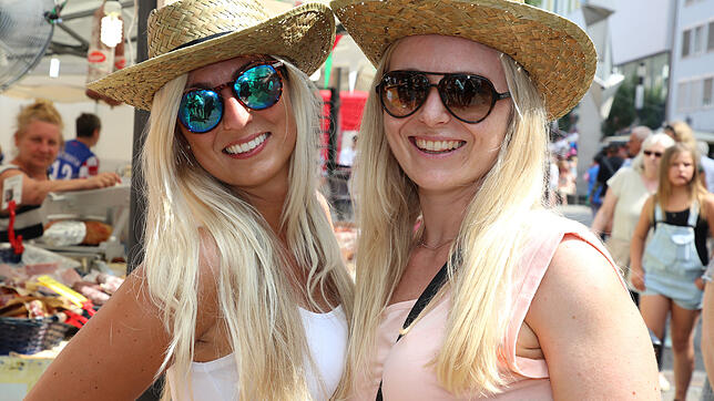 Das Singener Stadtfest zieht an: Sandra Müller (links) und ihre Freundin Roswitha Maier aus Rottweil sind im vergangenen Jahr eigens ...