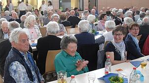 Unterhaltsame Stunden verbrachten viele ältere Inzigkofer aus allen Ortsteilen beim Palmsonntag in der Römerhalle, wie dieses Archivbild ...