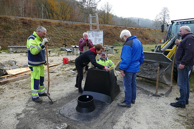 Elisabeth Felt vom Toiletten-Hersteller misst mit der Wasserwaage alles ganz genau nach, schließlich muss der Aufbau am Ende auch passen.