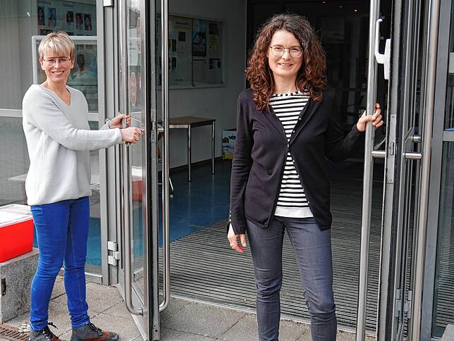 Die Türen an der Hebelschule in Gottmadingen sind für den Präsenzunterricht wieder offen (von links): Anja Jedelhauser, stellvertretende ...